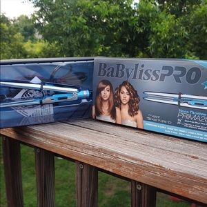 Babyliss flat iron. NWT.
